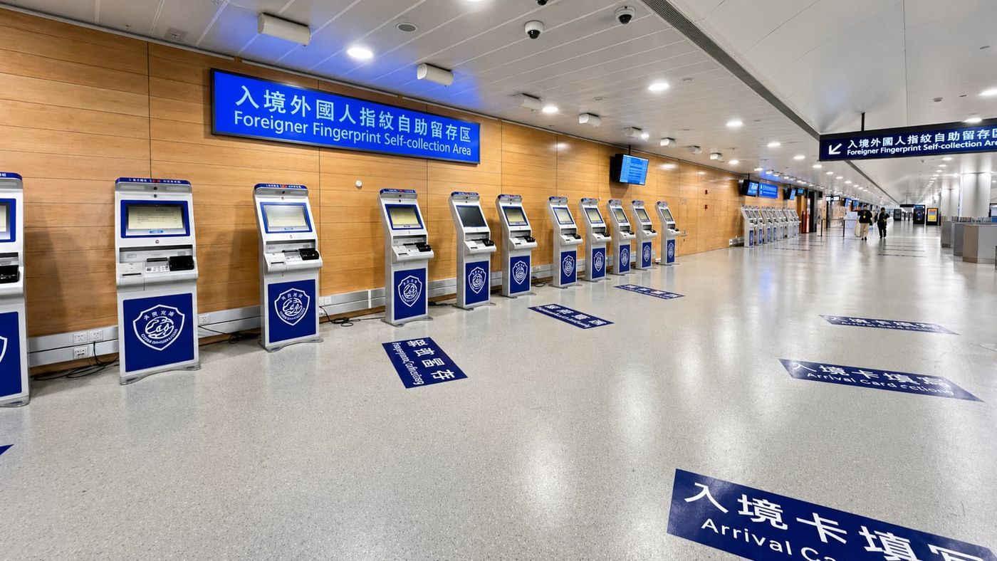 Relocating family arriving at Pudong Airport with luggage — Hello China School Fit Diagnostic for international moves